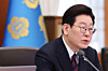 President Lee Jae Myung speaks at a senior aides' meeting at the Blue House in Jongno District, central Seoul, on March 19. [JOINT PRESS CORPS]