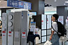 Air conditioners are displayed at an electronics appliance store in Seoul on May 24. As the country is hit by an early heat wave, with daytime highs at around 30 degrees Celsius (86 degrees Fahrenheit) since May, the retail industry is switching into summer mode earlier than usual. [YONHAP]