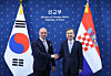 Foreign Minister Cho Hyun, right, shakes hands with his Croatian counterpart, Gordan Grlic Radman, ahead of their meeting at the foreign ministry in Seoul on May 25. [YONHAP]