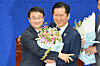 Newly-elected Democratic Party floor leader Han Byung-do, left, poses for a photo with party leader Jung Chung-rae at a caucus meeting to elect the floor leader at the National Assembly in Yeouido, western Seoul, on May 6. [YONHAP]