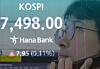 A trader in Hana Bank's dealing room in Jung District, central Seoul, works as the Kospi records its fourth consecutive record high at close on May 8. [NEWS1]