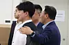 Samsung Electronics' management negotiator Yeo Myung-koo, right, puts his arm around colleagues at a briefing on the outcome of Samsung Electronics' labor-management negotiations at the Ministry of Employment and Labor office in Suwon, Gyeonggi, on May 20. [JOONGANG ILBO]