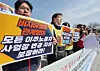 Udayaraj, fourth from left and chair of the Migrants’ Trade Union, speaks during a press conference held by migrant rights groups condemning the Justice Ministry’s “2030 Immigration Policy Future Strategy” in front of the fountain at the Blue House on March 10. [YONHAP]