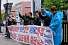 A group of shareholders of Samsung Electronics hold a rally criticizing a tentative wage agreement struck between the company and its labor union near the home of Samsung Electronics Chairman Lee Jae-yong in central Seoul on May 21. [AP/YONHAP]