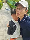 Entertainer Jang Sung-kyu takes a photo with his son in front of a polling station sign in Gangdong District, central Seoul, on June 3. [SCREEN CAPTURE]