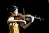 Violinist Kim Yeon-ah plays her instrument during an interview with the JoongAng Ilbo in central Seoul on April 27. [KWEN HYEK-JAE]