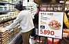 A consumer buys eggs imported from Thailand at a Homeplus store in western Seoul on May 14. [HOMEPLUS]