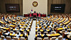 National Assembly Speaker Woo Won-shik introduces a proposed amendment to the Constitution during the first plenary session of the May extraordinary session of the National Assembly on May 7 in Yeouido, western Seoul. [YONHAP]