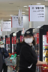 Customers shop in a frozen food section at a large supermarket in Seoul on April 5. Due to risks stemming from the Middle East conflict and a high exchange rate, major supermarkets have increased the share of frozen foods instead of refrigerated products.[YONHAP]