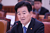 Unification Minister Chung Dong-young answers lawmakers’ questions during a plenary session of the National Assembly’s Foreign Affairs and Unification Committee on May 20. [LIM HYUN-DONG