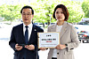 Rep. Lee Geon-tae of the ruling Democratic Party, left, and Rep. Son Sol of the Jinbo Party pose for a photo before submitting a complaint to the Corruption Investigation Office for High-ranking Officials in Gwacheon, Gyeonggi, on May 8. [YONHAP]