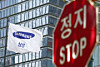 A flag with Samsung's logo is seen at Samsung Electronics' headquarters in southern Seoul on May 13. [NEWS1]
