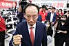 People Power Party candidate Choo Kyung-ho leaves the party's Daegu city chapter office in Suseong District on June 3 after watching the three broadcasters' exit polls. [NEWS1]