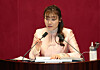 Rep. Kim Yea-ji of the People Power Party begins a filibuster at the National Assembly plenary hall in Yeouido, western Seoul, on March 21. [YONHAP]