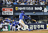 Samsung Lions' Kim Seong-yoon hits during a game with the Doosan Bears at the Jamsil Baseball Stadium in Songpa District, southern Seoul, on April 28. [YONHAP]