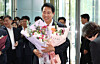 Seoul Mayor Oh Se-hoon celebrates after receiving a bouquet for winning the mayoral race for Seoul at Seoul City Hall in Jung District, central Seoul, on June 4. [JOINT PRESS CORPS]