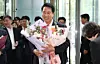 Seoul Mayor Oh Se-hoon celebrates after receiving a bouquet for winning the mayoral race for Seoul at Seoul City Hall in Jung District, central Seoul, on June 4. [JOINT PRESS CORPS]