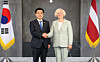 Defense Minister Ahn Gyu-back, left, poses with Daiga Mierina, speaker of Latvia's parliament, during their meeting at the Defense Ministry in Yongsan District, central Seoul, on April 29. [MINISTRY OF NATIONAL DEFENSE]