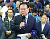 Democratic Party candidate Kim Boo-kyum concedes defeat for the Daegu mayoral race at his campaign office in Daegu, on June 4. [NEWS1]