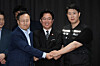 Labor Minister Kim Young-hoon, center, Samsung Electronics' management negotiator Yeo Myung-koo, left, and Choi Seung-ho, right, head of the Samsung Electronics chapter of the Samsung Group United Union, shake hands after signing a tentative wage agreement on May 20 to avert a strike. [NEWS1]