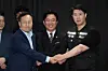 Labor Minister Kim Young-hoon, center, Samsung Electronics' management negotiator Yeo Myung-koo, left, and Choi Seung-ho, right, head of the Samsung Electronics chapter of the Samsung Group United Union, shake hands after signing a tentative wage agreement on May 20 to avert a strike. [NEWS1]