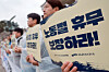 Union members call on the government to guarantee that public sector employees will also get Labor Day off during a rally in front of the National Assembly on March 18, days before a bill designating it as a public holiday was passed. [YONHAP]
