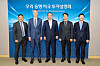 Woori Bank CEO Jung Jin-wan, center, poses for a photo at the bank's headquarters in central Seoul on April 29. [WOORI BANK]