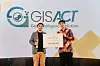 Gisact CEO Anjar Dimara Sakti, left, receives the top award at the MAJU:ON Final Demo Day in Jakarta, Indonesia, on May 21. [SK INNOVATION E&S]