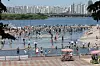 People play in the water at Yeouido Mulbit Square in Yeongdeungpo District, western Seoul, on May 31, as clear skies and higher temperatures than the previous day bring hot weather across the country. [YONHAP]