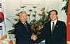 Former Korean President Kim Young-sam, left, and former Chinese President Jiang Zemin shake hands during a summit in this file photo. [JOONGANG ILBO]
