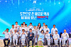 President Lee Jae Myung and first lady Kim Hea Kyung pose for a photo with the 2026 Milan-Cortina Winter Paralympics team after a luncheon at the Blue House in Jongno District, central Seoul, on March 20. [YONHAP]