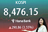 A screen in Hana Bank's trading room in central Seoul shows the Kospi closing at a record high of 8,476.15 points on May 29, up 290.86 points, or 3.55 percent, from the previous trading session. [NEWS1]