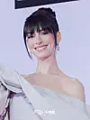 Actor Anne Hathaway poses for photos during a press conference for the upcoming film “The Devil Wears Prada 2” at the Four Seasons Hotel Seoul in Jongno District, central Seoul, on April 8. [DANIELA GONZALEZ PEREZ]