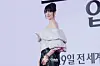 Actor Anne Hathaway poses for photos during a press conference for the upcoming film “The Devil Wears Prada 2” at the Four Seasons Hotel Seoul in Jongno District, central Seoul, on April 8. [DANIELA GONZALEZ PEREZ]