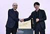 Demis Hassabis, the co-founder and CEO of Google DeepMind, left, shakes hands with legendary Korean Go player Lee Sedol at an event held in Seoul on April 29. [YONHAP]