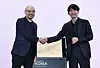 Demis Hassabis, the co-founder and CEO of Google DeepMind, left, shakes hands with legendary Korean Go player Lee Sedol at an event held in Seoul on April 29. [YONHAP]