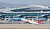 An aircraft takes off from Incheon International Airport on April 13 ahead of the announcement regarding international fuel surcharges for the month of May. At least 31 out of the maximum 33 surcharge levels are expected to be imposed in May, with one-way surcharges on transpacific routes projected to reach around 500,000 won ($336). The collapse of peace talks between the United States and Iran, coupled with Washington’s warning of a blockade in the Strait of Hormuz, has driven global oil prices sharply higher, raising the possibility that the surcharge level of 33 could be imposed. [NEWS1]