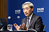 Bank of Korea Gov. Shin Hyun-song speaks to reporters in a press conference held in central Seoul on May 28. The central bank kept the rate steady at 2.5 percent, while signaling monetary tightening. [BOK]