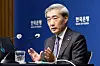 Bank of Korea Gov. Shin Hyun-song speaks to reporters in a press conference held in central Seoul on May 28. The central bank kept the rate steady at 2.5 percent, while signaling monetary tightening. [BOK]