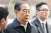 Former Prime Minister Han Duck-soo arrives at the Seoul Central District Court in Seocho District, southern Seoul, to attend his first-trial verdict hearing on Jan. 21. [YONHAP]