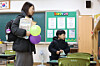 A mother and her child look around a new classroom at an elementary school in Gangseo District, western Seoul, on Jan. 6. [YONHAP]