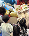 A student reads a picture book aloud to children at a library in Songdo, Incheon. [LEE CHLOE HYOWON]