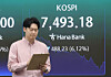 A Hana Bank worker looks at index numbers in the company's trading room in central Seoul on May 15, when the Kospi closed 6.12 percent lower than the previous trading session. [YONHAP]