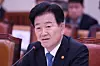 Unification Minister Chung Dong-young answers lawmakers’ questions during a plenary session of the National Assembly’s foreign affairs and unification committee on May 20. [LIM HYUN-DONG