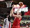 Ulsan Hyundai Mobis Phoebus legend Ham Ji-hoon shoots during the game of his career on April 8. [YONHAP]