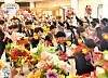 Players of the Naegohyang Women’s FC walk through a cheering crowd with flowers in Pyongyang on May 26 after winning the AFC Women’s Champions League. [NEWS1]