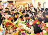 Players of the Naegohyang Women’s FC walk through a cheering crowd with flowers in Pyongyang on May 26 after winning the AFC Women’s Champions League. [NEWS1]