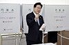 President Lee Jae Myung asks an election official about ballot-marking procedures while casting an early vote at the Samcheong-dong Community Service Center in Jongno District, Seoul, on May 29, the first day of early voting for the ninth nationwide local elections. [JOINT PRESS CORPS]