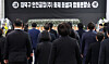 Citizens pay their respects at a joint memorial altar for victims of the fire at Anjun Industrial in Daejeon Metropolitan City Hall on March 22. [YONHAP]