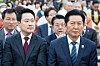 Democratic Party leader Jeong Cheong-rae, right, and rival People Power Party leader Jang Dong-hyeok attend a lantern lighting ceremony on the lawn outside the National Assembly in Yeouido, western Seoul, on April 30. [NEWS1]